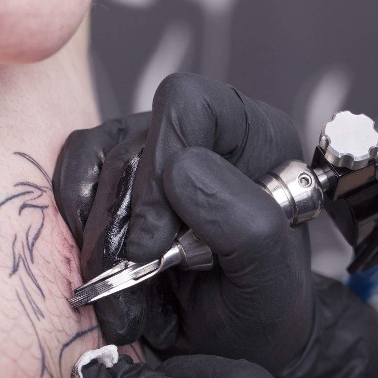 tattoo handschoenen - Bescherm jezelf en je klanten tegen infecties tijdens het tatoeëren met disposable producten voor de tattoo artiest. Ontdek onze handschoenen en mondmaskers