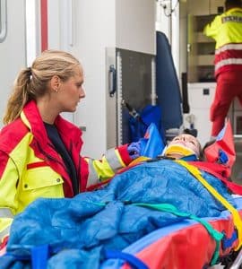 Patiënten zorg - voor het veilig en hygiënisch vervoeren van patiënten : wegwerpdraaglakens en ongevallenhoezen voor gebruik in ambulances, reddingsdiensten en operatiekamers