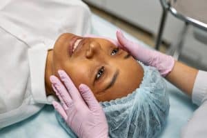 Wegwerp haarnetje van non-woven materiaal met elastiek – gedragen in een hygiënische werkomgeving zoals voedselproductie of gezondheidszorg of beautybranche