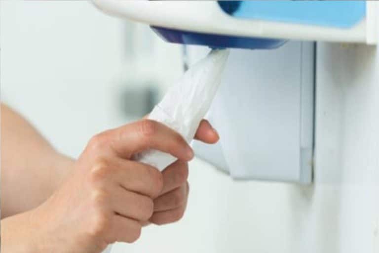 Papieren handdoekrollen met dispenser voor kantoor