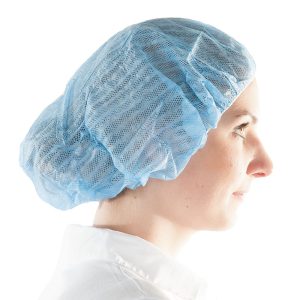 Blauw haarnetje van non-woven materiaal met elastische rand – gedragen in een hygiënische werkomgeving zoals voedingsindustrie of zorg.