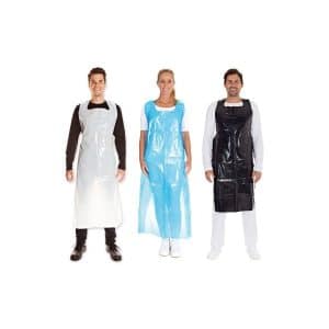 Een persoon draagt een lichtgewicht, transparant disposable schort met striklinten – ideaal voor hygiënische bescherming in zorg, horeca of schoonmaak.