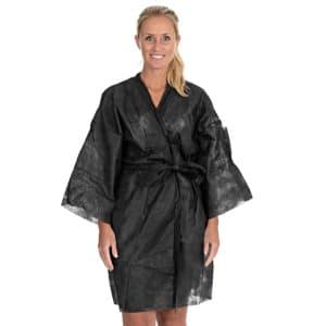 Zwarte wegwerp kimono van non-woven materiaal – lichtgewicht en hygiënisch voor kapsalon, schoonheidssalon of tattoo studio. 