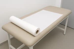 Rol Hygostar onderzoektafelpapier wit 60 cm voor hygiënische bescherming van onderzoekstafels en behandelingsbanken