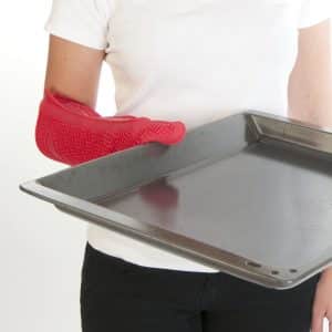 Chef draagt hittebestendige bakhandschoenen bij oven – veilige bescherming voor keuken en horeca.