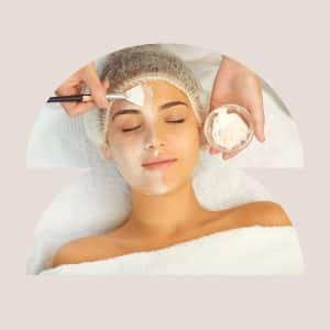 Haarnetje voor schoonheidssalon gedragen door klant tijdens behandeling – hygiënisch en comfortabel