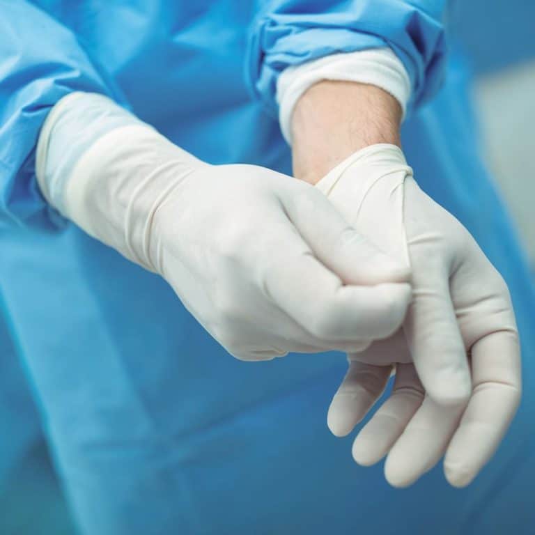 Latex handschoenen gedragen tijdens medische handeling